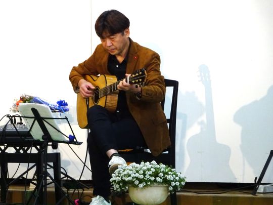 晩秋を唄とギターでゆったりと